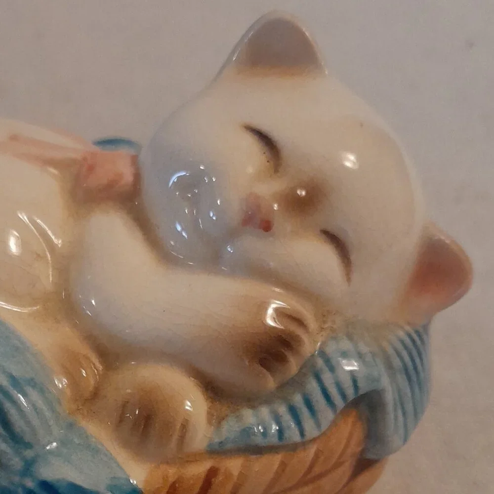 RARE VTG Avon Sleeping Siamese Kitten In Basket Pomander/Scent Diffuser